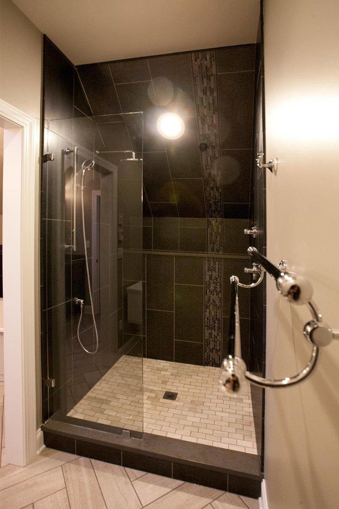 Esempio di una stanza da bagno padronale con lavabo sottopiano, ante con riquadro incassato, ante marroni, top in quarzo composito, vasca freestanding, doccia alcova, WC monopezzo, piastrelle nere e pareti beige