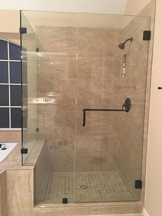 Inredning av ett klassiskt mellanstort badrum med dusch, med ett badkar i en alkov, en hörndusch, en toalettstol med hel cisternkåpa, beige kakel, kakelplattor, beige väggar, kalkstensgolv, beiget golv och dusch med gångjärnsdörr