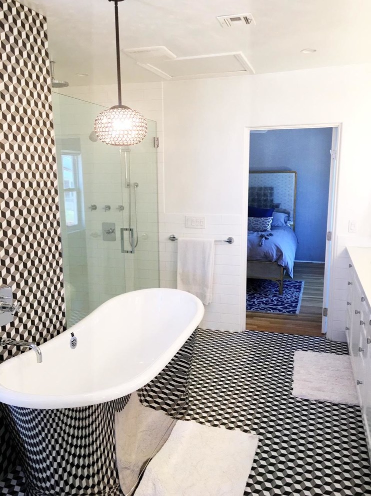Идея дизайна: большая главная ванная комната в современном стиле с фасадами с утопленной филенкой, белыми фасадами, отдельно стоящей ванной, душем в нише, белой плиткой, плиткой кабанчик, белыми стенами, полом из цементной плитки, разноцветным полом и душем с распашными дверями