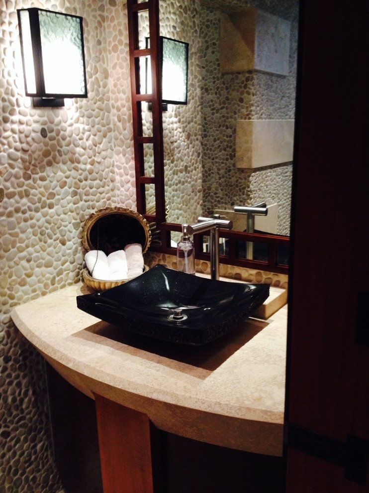 Idee per una stanza da bagno padronale contemporanea di medie dimensioni con top in pietra calcarea, doccia aperta, piastrelle di ciottoli e pareti beige