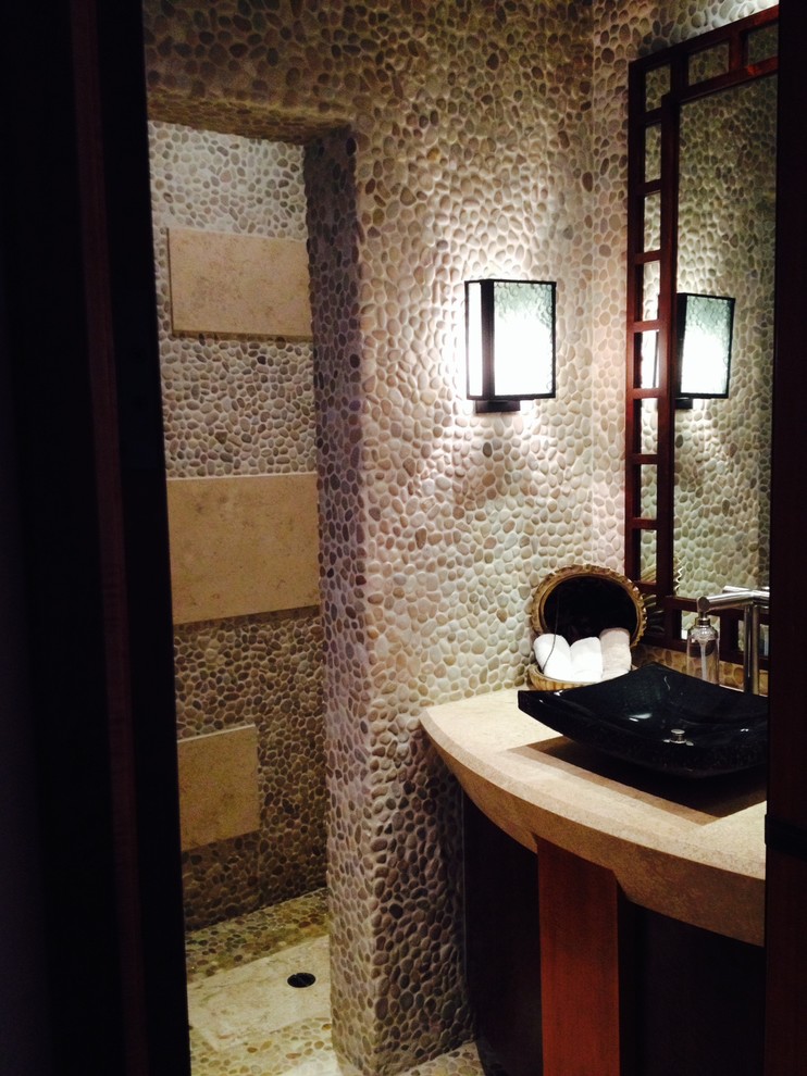 Idée de décoration pour une salle de bain principale design de taille moyenne avec un plan de toilette en calcaire, une douche ouverte, un carrelage beige, une plaque de galets et un mur beige.