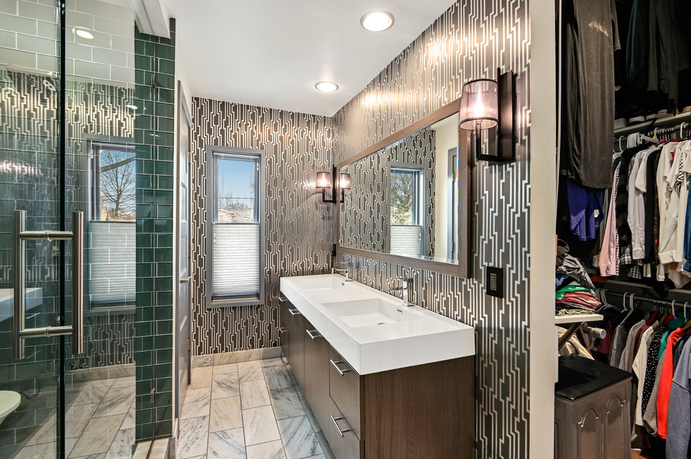 Modernes Badezimmer En Suite mit flächenbündigen Schrankfronten, dunklen Holzschränken, Duschnische, grünen Fliesen, Glasfliesen, schwarzer Wandfarbe, integriertem Waschbecken, weißem Boden, Falttür-Duschabtrennung und weißer Waschtischplatte in Kansas City