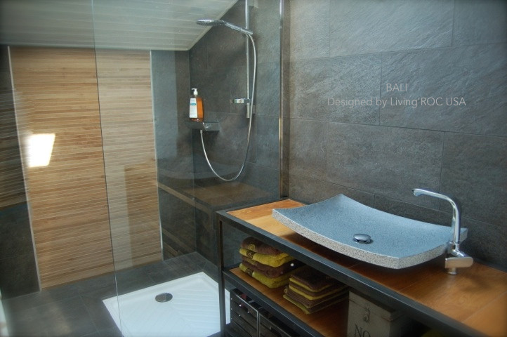 Idéer för att renovera ett funkis en-suite badrum, med ett fristående handfat, skåp i ljust trä och granitbänkskiva