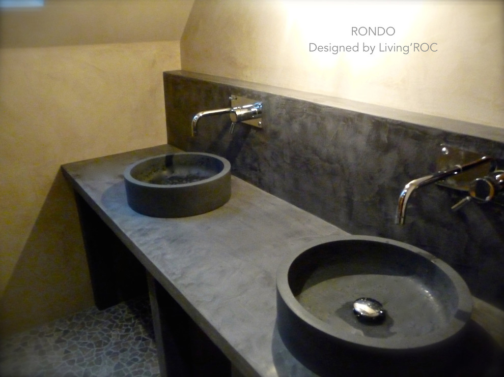 Foto di una stanza da bagno padronale contemporanea con lavabo a bacinella, ante in legno chiaro e top in granito
