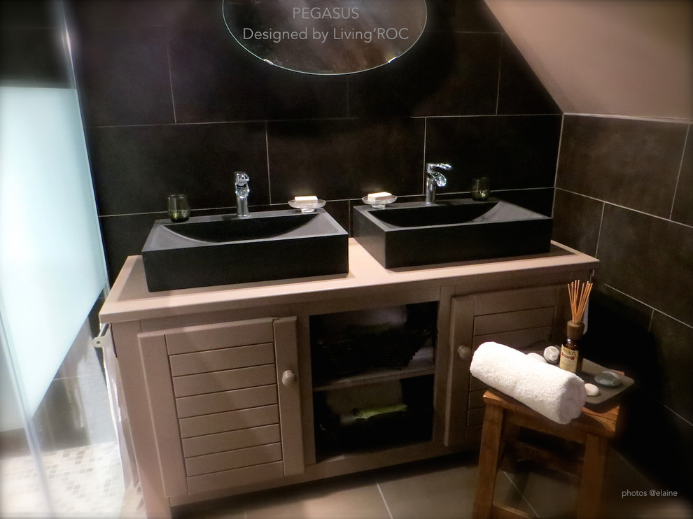 Cette image montre une salle de bain principale design en bois clair avec une vasque et un plan de toilette en granite.