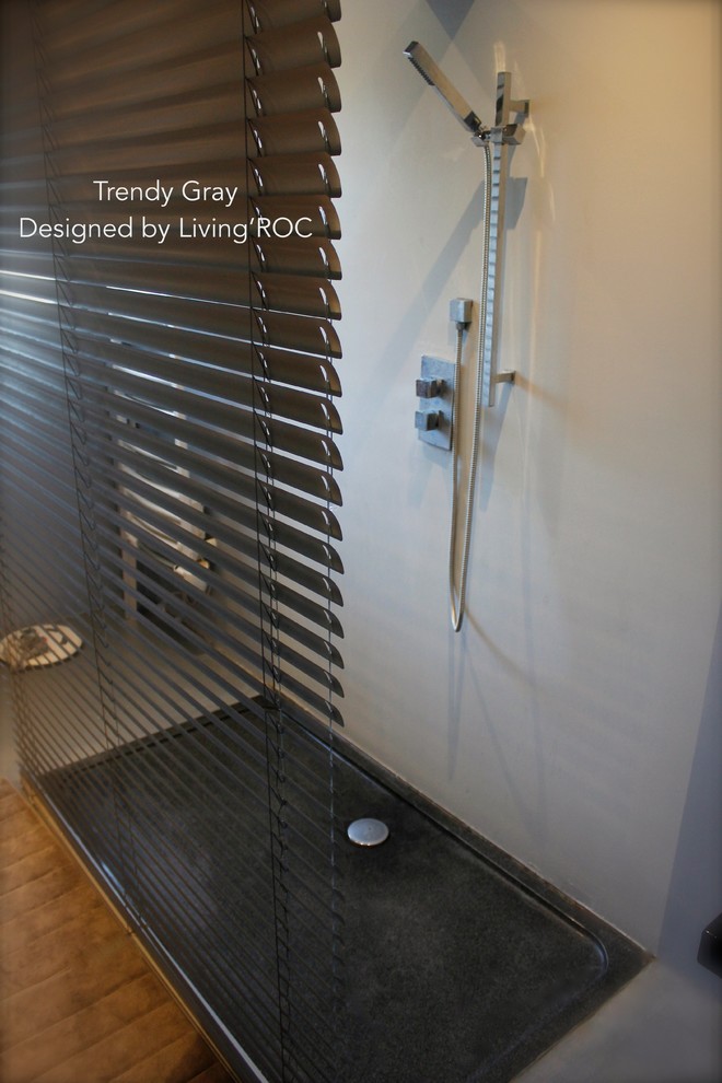 Idee per una grande stanza da bagno padronale minimal con lavabo rettangolare e vasca/doccia