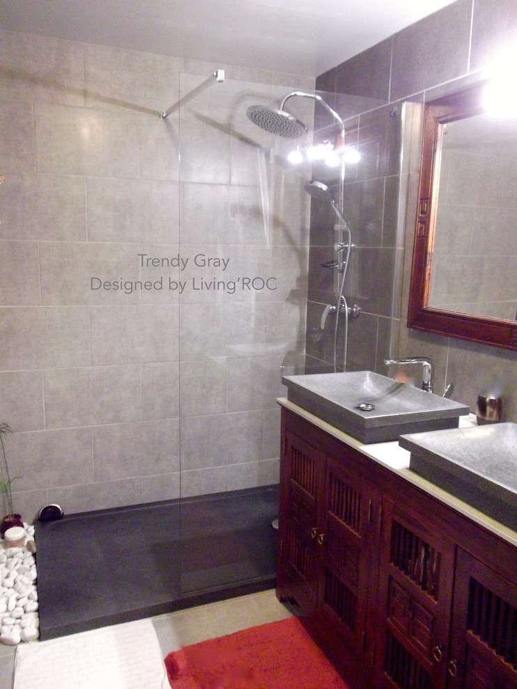 Свежая идея для дизайна: большая главная ванная комната в современном стиле с раковиной с несколькими смесителями и душем над ванной - отличное фото интерьера