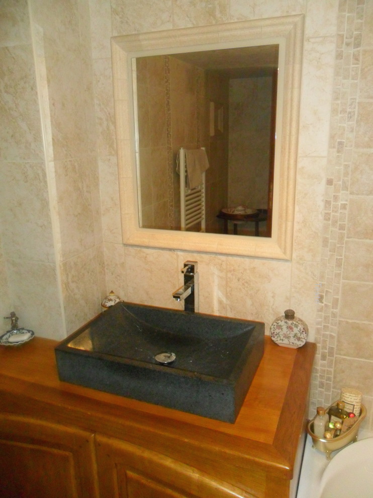 Foto di una stanza da bagno padronale country di medie dimensioni con lavabo a bacinella