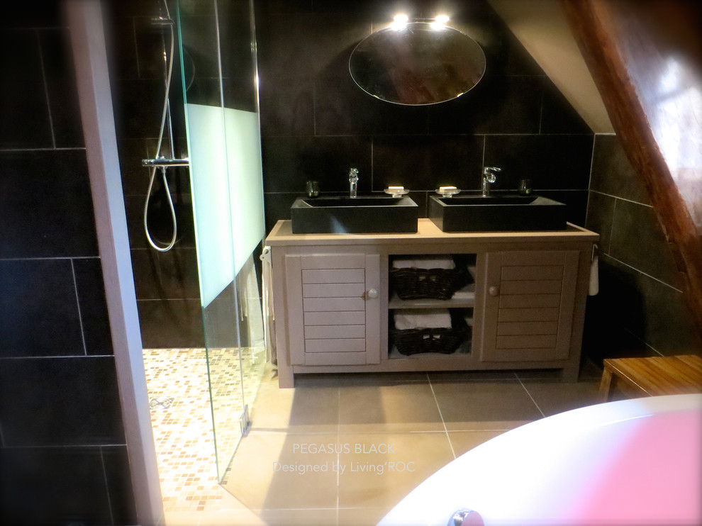 Immagine di una stanza da bagno padronale contemporanea di medie dimensioni con lavabo rettangolare