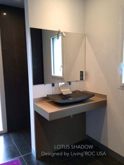 Ejemplo de cuarto de baño principal contemporáneo de tamaño medio con lavabo sobreencimera