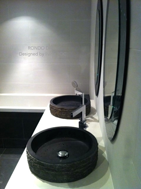 Foto de cuarto de baño principal contemporáneo de tamaño medio con lavabo sobreencimera