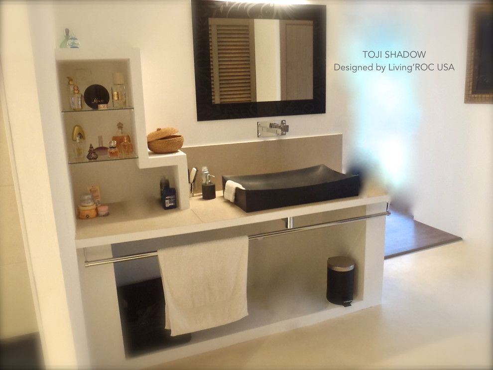 Idéer för ett mellanstort modernt badrum, med ett fristående handfat, en dusch/badkar-kombination och svarta väggar
