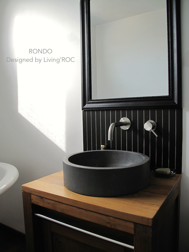 Ispirazione per una stanza da bagno padronale minimal con lavabo a bacinella, ante in legno chiaro e top in granito
