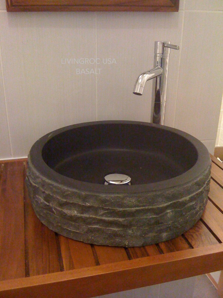 Exemple d'une salle de bain principale tendance en bois clair avec une vasque et un plan de toilette en granite.