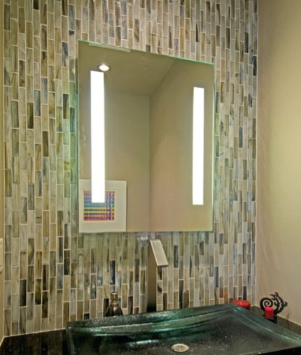 Exempel på ett mellanstort eklektiskt badrum med dusch, med flerfärgad kakel, mosaik, beige väggar, ett fristående handfat och granitbänkskiva