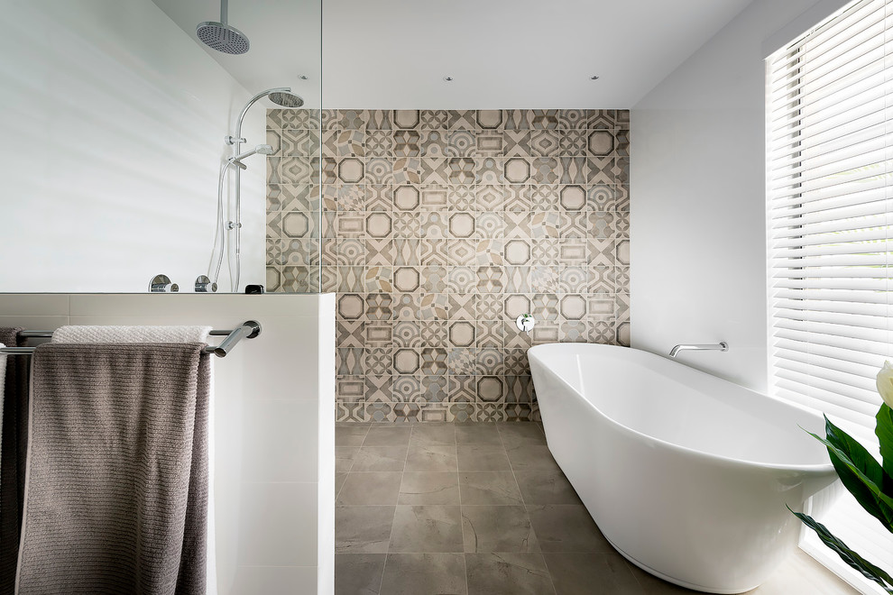 Пример оригинального дизайна: ванная комната в современном стиле с отдельно стоящей ванной, открытым душем, разноцветной плиткой, белыми стенами и открытым душем