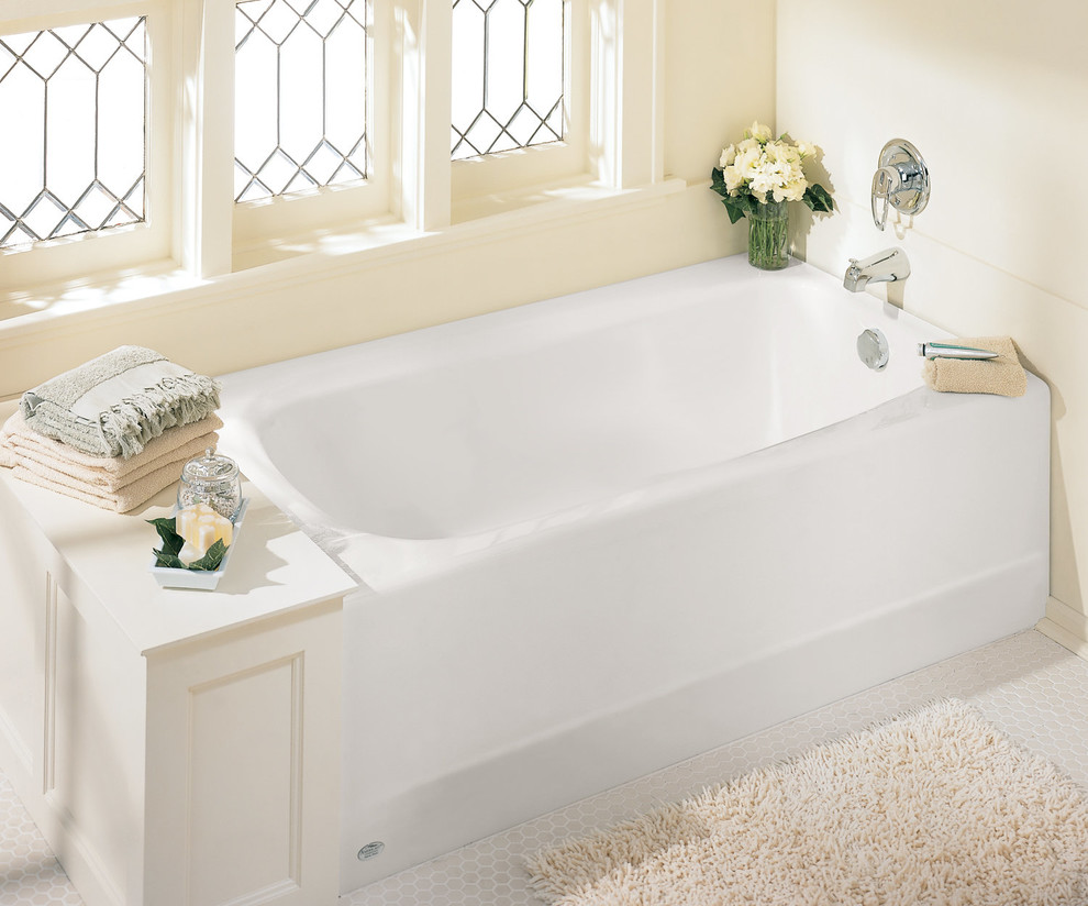 Idee per una grande stanza da bagno padronale chic con vasca ad angolo, pareti beige, pavimento con piastrelle a mosaico e pavimento bianco