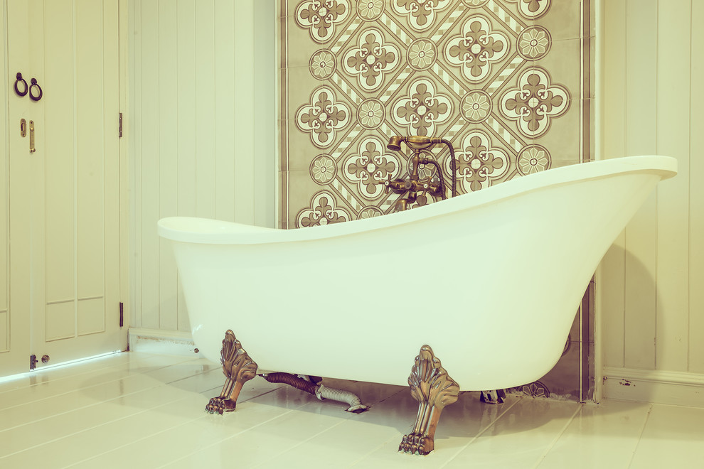 Источник вдохновения для домашнего уюта: большая главная ванная комната в викторианском стиле с ванной на ножках, бежевой плиткой, коричневой плиткой, белой плиткой, керамогранитной плиткой, разноцветными стенами, полом из керамогранита и белым полом