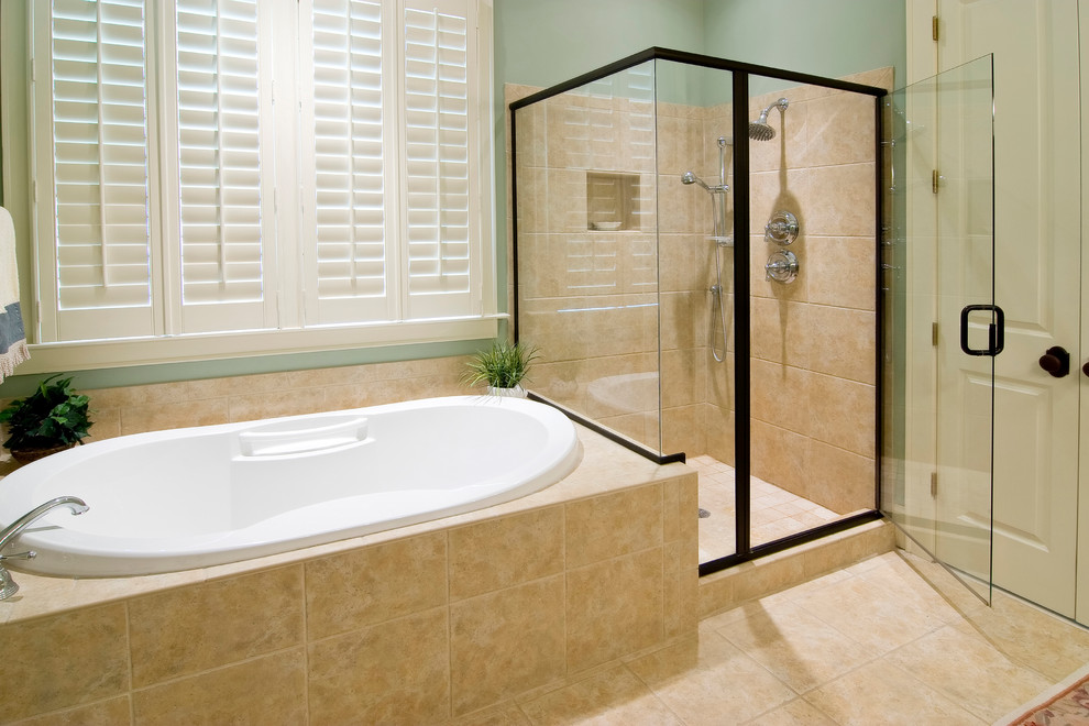 На фото: главная ванная комната среднего размера в классическом стиле с накладной ванной, угловым душем, бежевой плиткой, керамической плиткой, синими стенами, полом из керамической плитки, бежевым полом и душем с распашными дверями