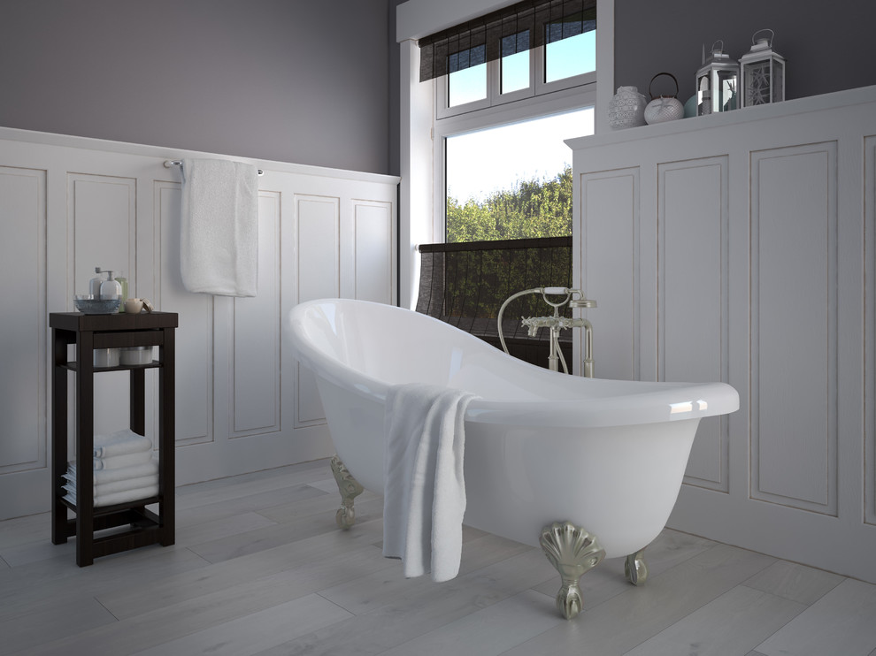 Свежая идея для дизайна: большая главная ванная комната в викторианском стиле с фасадами с выступающей филенкой, белыми фасадами, ванной на ножках, серыми стенами, светлым паркетным полом и серым полом - отличное фото интерьера
