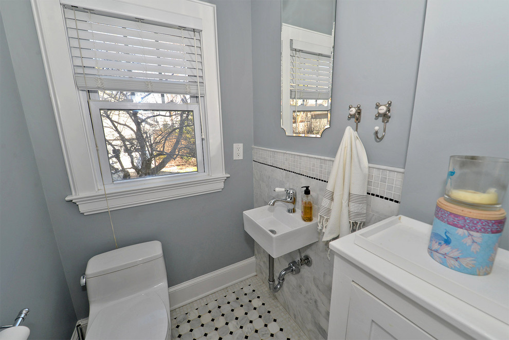 Cette image montre une petite salle d'eau traditionnelle avec WC à poser, un carrelage multicolore, du carrelage en marbre, un mur gris, un sol en marbre, un sol multicolore et un lavabo suspendu.