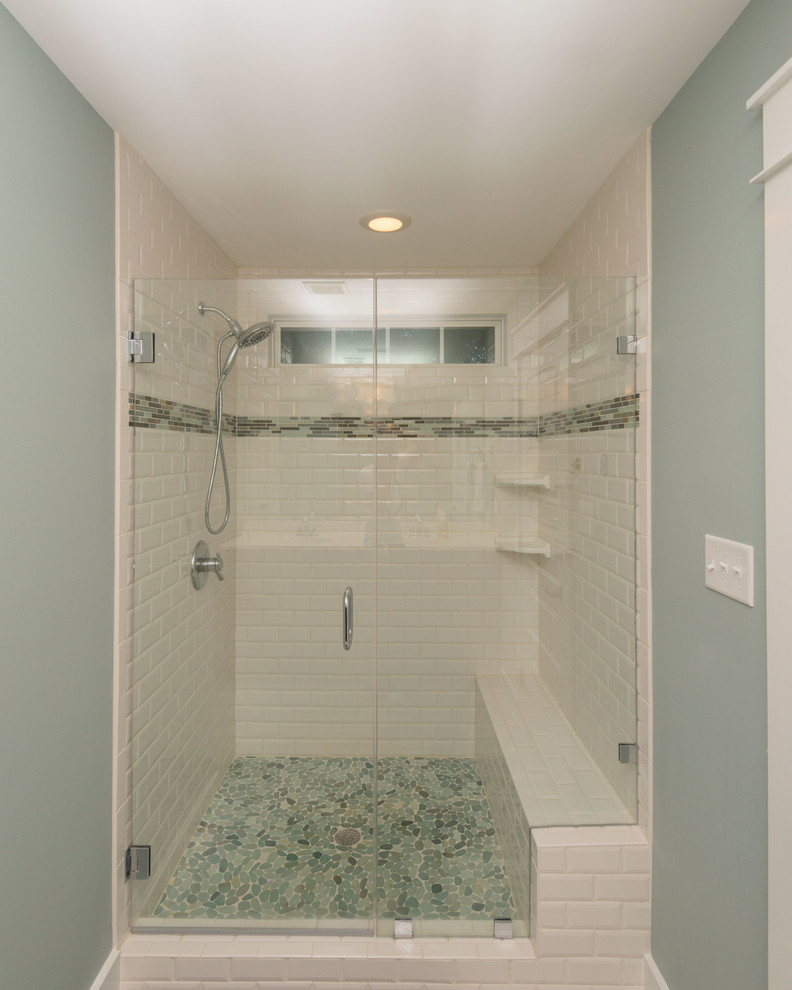 Diseño de cuarto de baño de estilo americano con baldosas y/o azulejos blancos, suelo de baldosas tipo guijarro, paredes azules y suelo de baldosas de cerámica