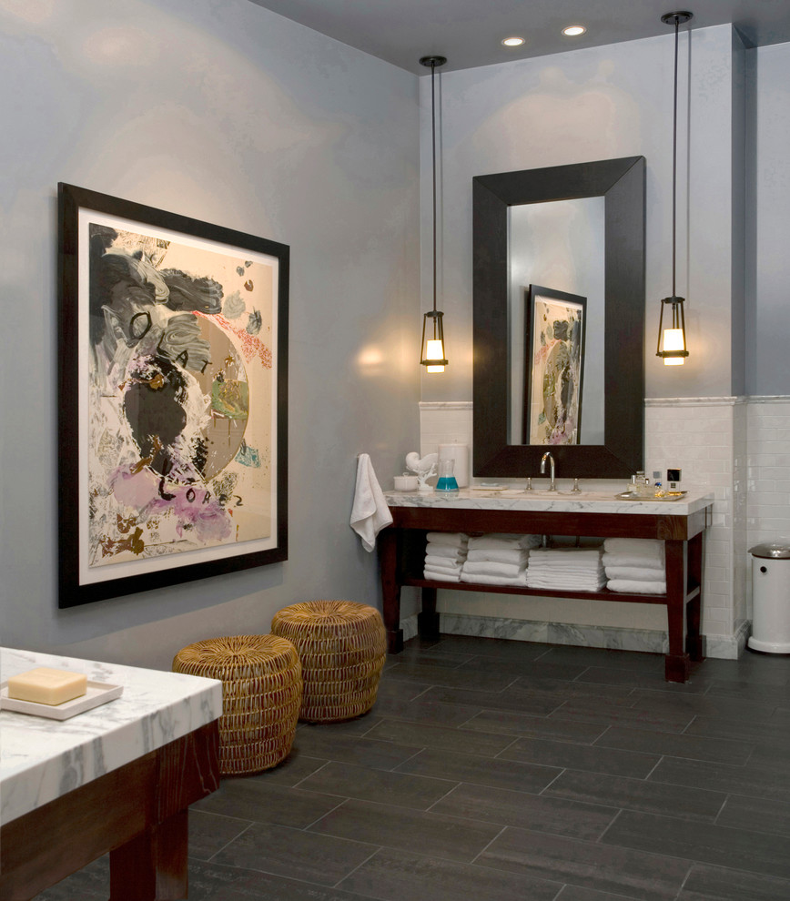 Diseño de cuarto de baño actual con armarios abiertos, puertas de armario de madera en tonos medios, baldosas y/o azulejos blancos y baldosas y/o azulejos de cemento