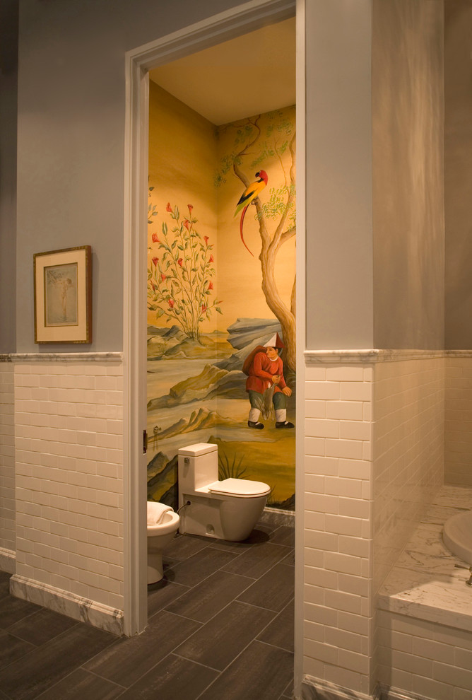 Exempel på ett eklektiskt badrum, med tunnelbanekakel