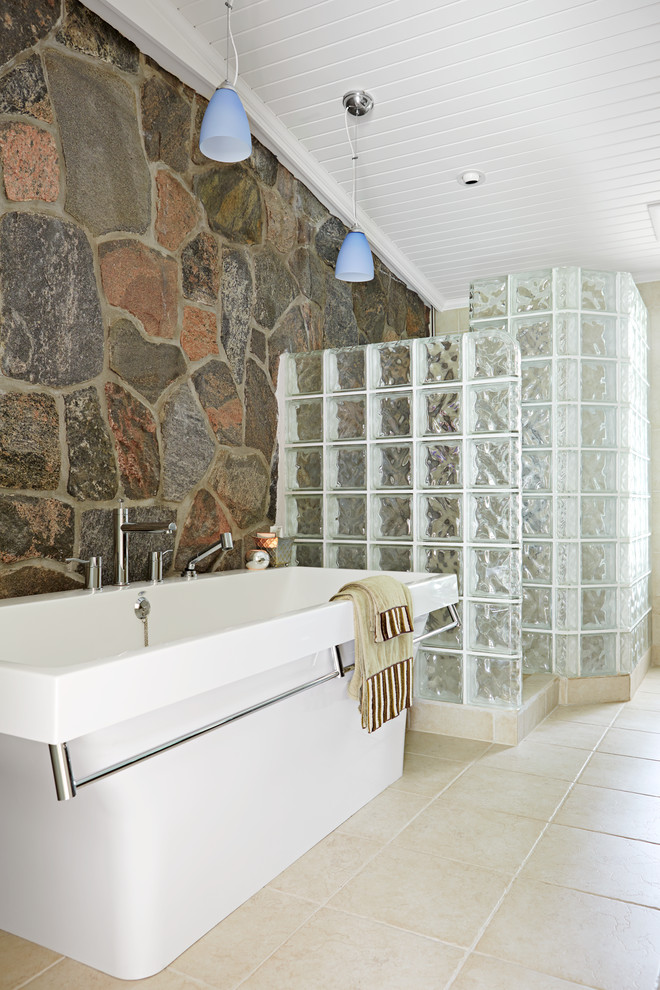 На фото: ванная комната в классическом стиле с отдельно стоящей ванной и угловым душем с