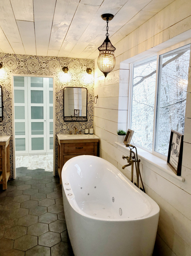 Idéer för ett mellanstort lantligt vit en-suite badrum, med skåp i ljust trä, ett fristående badkar, en öppen dusch, svart och vit kakel, porslinskakel, vita väggar, klinkergolv i porslin, marmorbänkskiva, svart golv och med dusch som är öppen