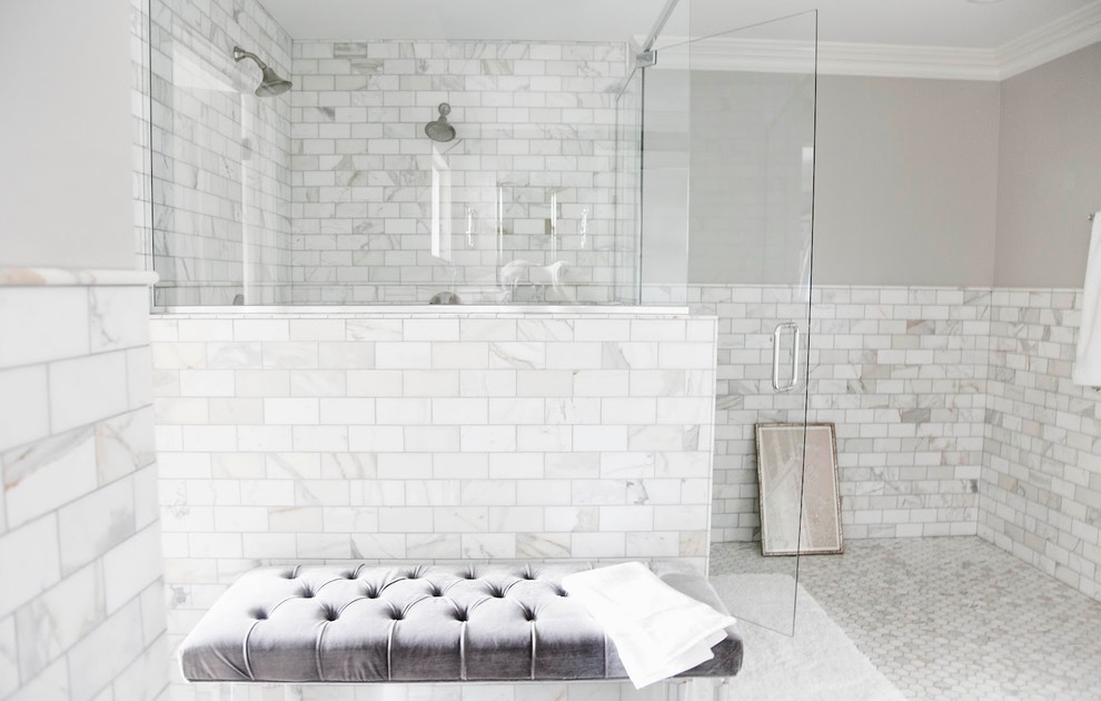 Inspiration pour une salle de bain principale traditionnelle de taille moyenne avec une baignoire indépendante, une douche double, un carrelage gris, un carrelage métro, un mur gris et un sol en carrelage de terre cuite.