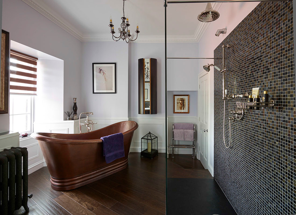 Exemple d'une grande salle de bain chic avec une douche ouverte, un carrelage noir, mosaïque, un mur violet, parquet foncé et aucune cabine.