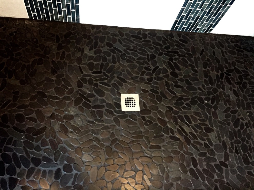 На фото: большая ванная комната в стиле кантри с плоскими фасадами, двойным душем, черной плиткой, керамической плиткой, серыми стенами, полом из керамической плитки, настольной раковиной и столешницей из искусственного кварца с