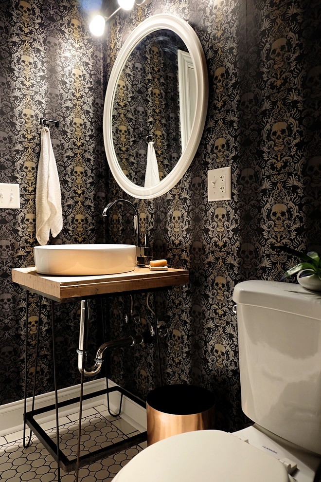 Inspiration för ett litet eklektiskt badrum med dusch, med släta luckor, blå skåp, en toalettstol med separat cisternkåpa, svarta väggar, klinkergolv i keramik, ett fristående handfat, träbänkskiva och vitt golv