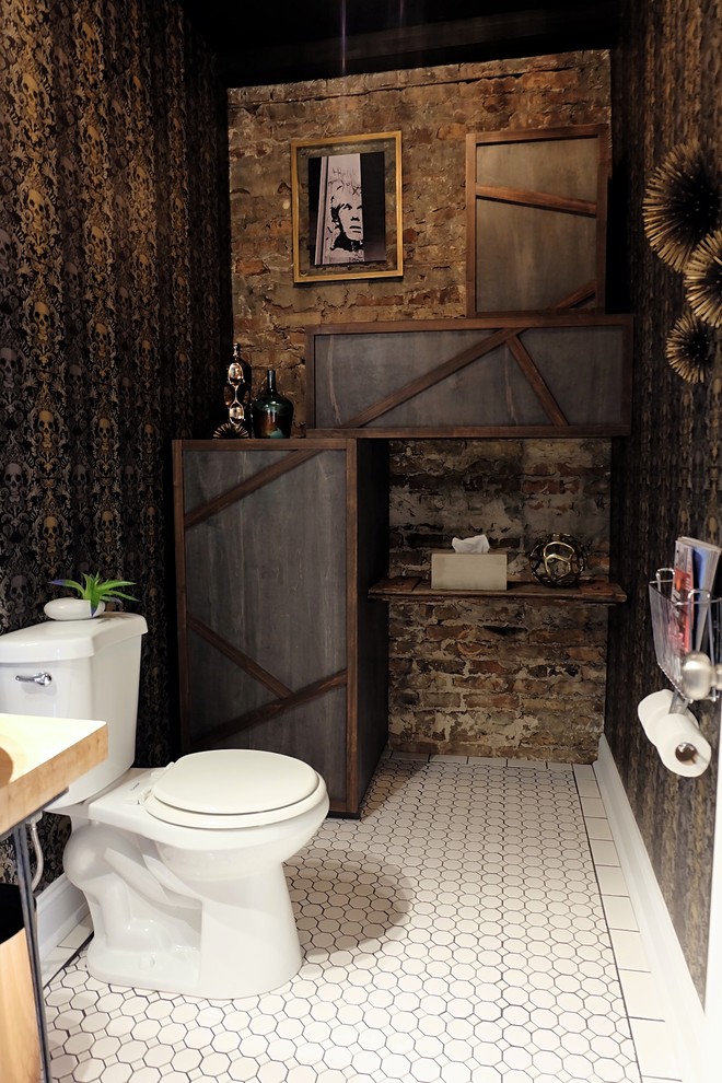Idées déco pour une petite salle d'eau éclectique avec un placard à porte plane, des portes de placard bleues, WC séparés, un mur noir, un sol en carrelage de céramique, une vasque, un plan de toilette en bois et un sol blanc.