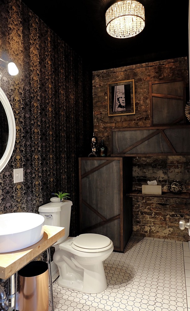 Idee per una piccola stanza da bagno con doccia bohémian con ante lisce, ante blu, WC a due pezzi, pareti nere, pavimento con piastrelle in ceramica, lavabo a bacinella, top in legno e pavimento bianco