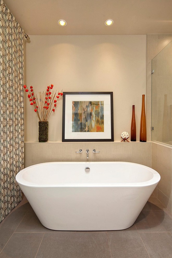 Идея дизайна: большая главная ванная комната в стиле неоклассика (современная классика) с отдельно стоящей ванной, врезной раковиной, темными деревянными фасадами, открытым душем, бежевой плиткой и бежевыми стенами
