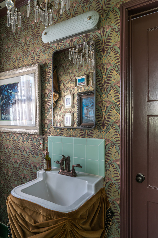 Inspiration för ett litet eklektiskt badrum med dusch, med öppna hyllor, bruna skåp, en dusch i en alkov, en bidé, grön kakel, keramikplattor, flerfärgade väggar, klinkergolv i keramik, ett väggmonterat handfat, grönt golv och dusch med gångjärnsdörr