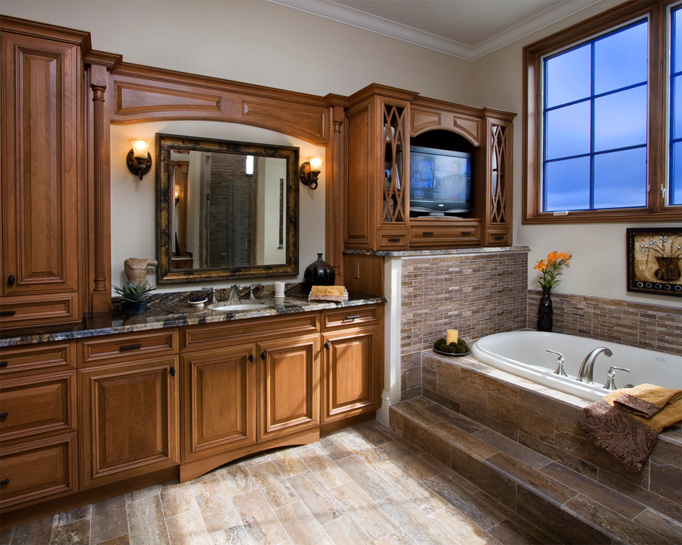 Idéer för mellanstora vintage en-suite badrum, med ett undermonterad handfat, luckor med upphöjd panel, skåp i mellenmörkt trä, granitbänkskiva, beige väggar, en jacuzzi, mellanmörkt trägolv och brunt golv