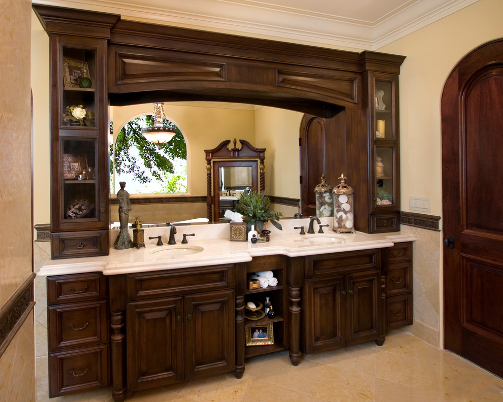 Exempel på ett mellanstort klassiskt en-suite badrum, med ett undermonterad handfat, luckor med upphöjd panel, skåp i mörkt trä, beige kakel och beige väggar