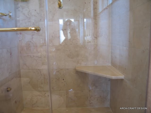Immagine di una piccola stanza da bagno moderna con doccia alcova, piastrelle beige, piastrelle in pietra, pareti beige e pavimento in marmo