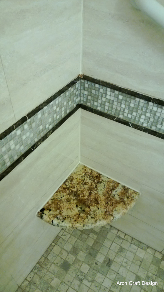 Idee per una piccola stanza da bagno con doccia moderna con doccia alcova, piastrelle grigie, piastrelle in gres porcellanato e pareti grigie