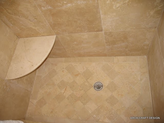 Inspiration pour une petite salle de bain minimaliste avec un carrelage beige, un carrelage de pierre, un mur beige et un sol en travertin.