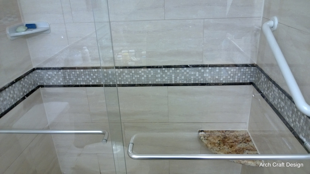 Inspiration för ett litet funkis badrum med dusch, med en dusch i en alkov, grå kakel, porslinskakel och grå väggar