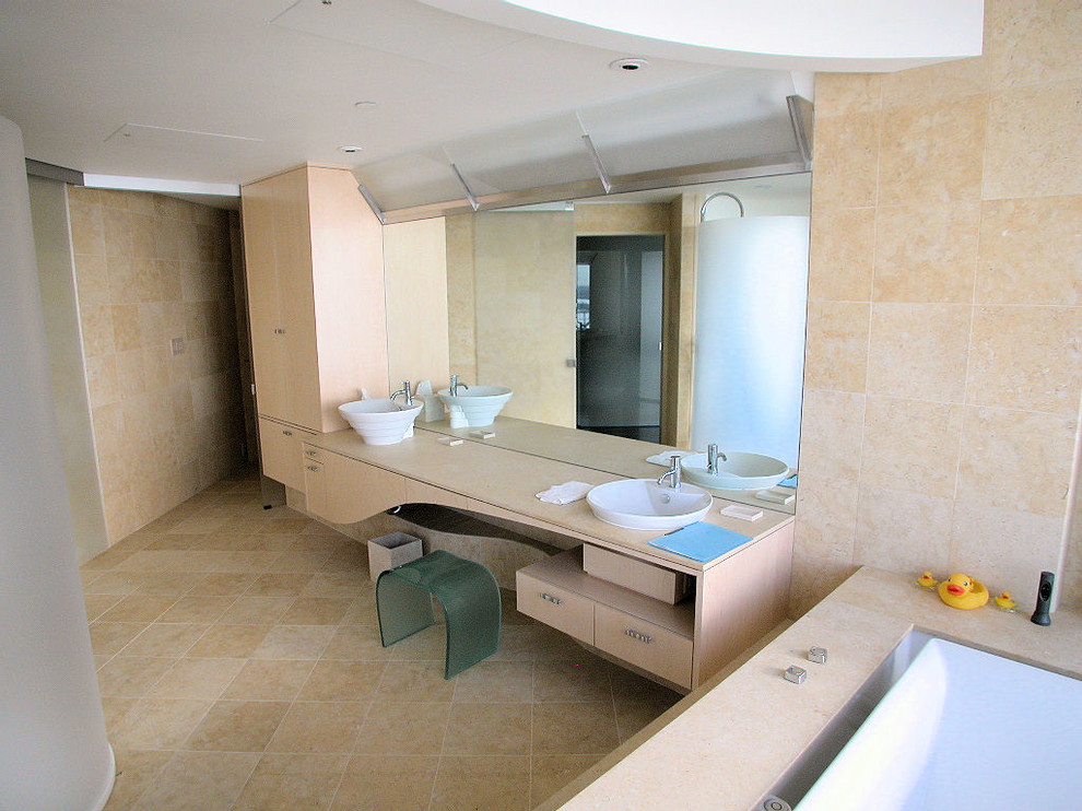 Idées déco pour une salle de bain contemporaine avec un plan de toilette en calcaire, un mur beige et un sol en calcaire.
