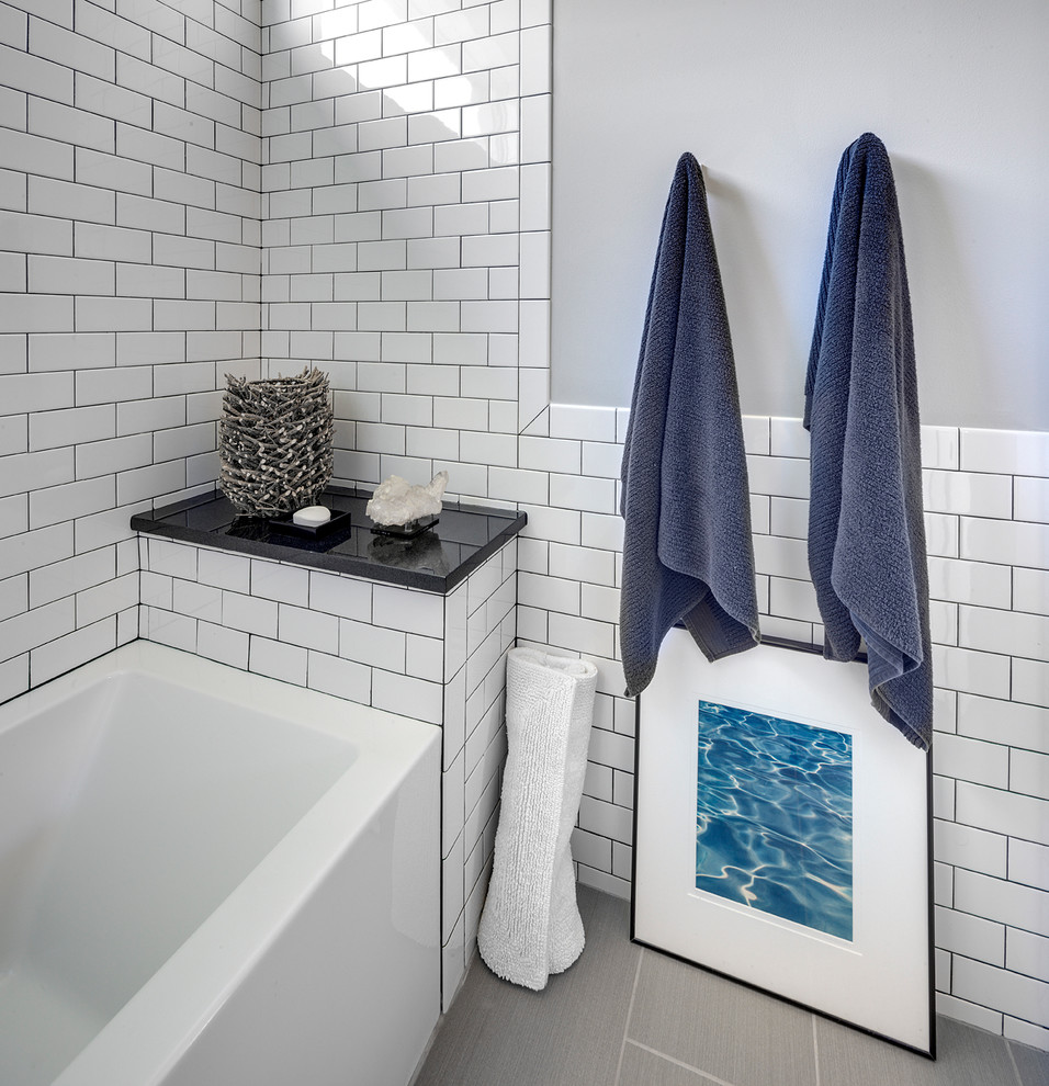 Kleines Klassisches Badezimmer En Suite mit Eckbadewanne, weißen Fliesen, Metrofliesen, weißer Wandfarbe und Porzellan-Bodenfliesen in Sonstige