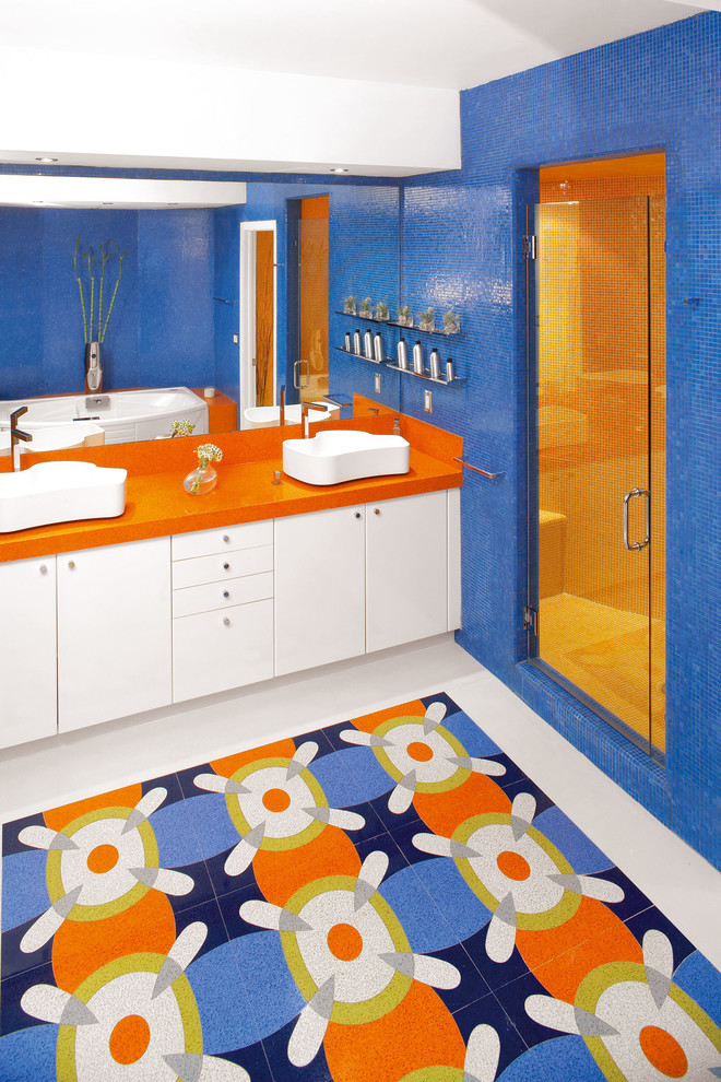 На фото: главная ванная комната среднего размера в современном стиле с плоскими фасадами, белыми фасадами, накладной ванной, душем в нише, синей плиткой, плиткой мозаикой, синими стенами, полом из цементной плитки, настольной раковиной, столешницей из искусственного кварца, синим полом и душем с распашными дверями с