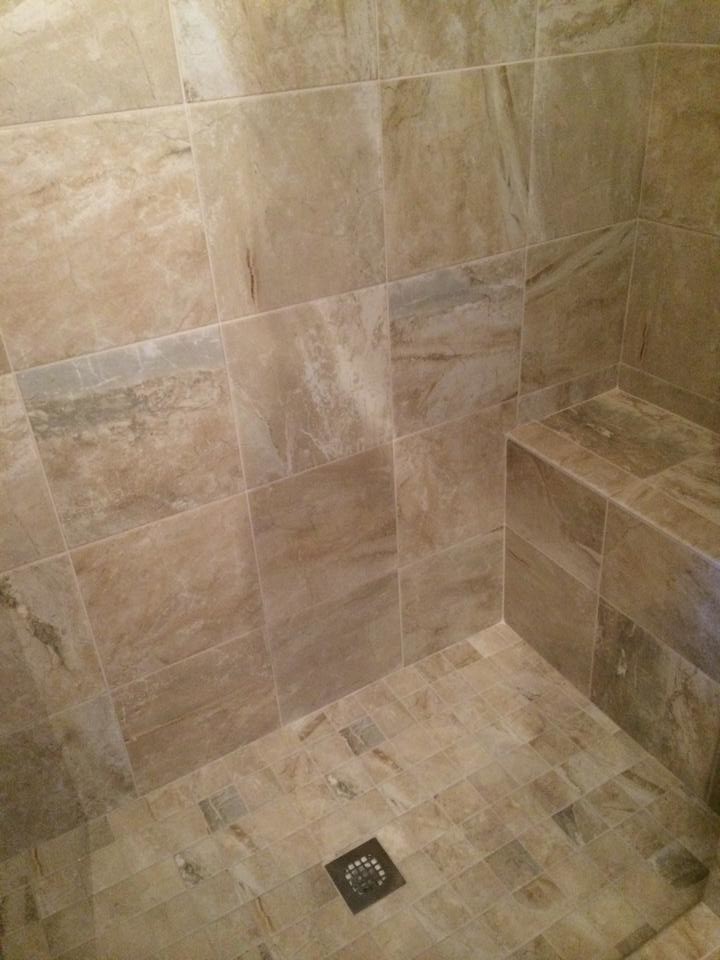 Diseño de cuarto de baño costero con ducha empotrada, baldosas y/o azulejos beige y baldosas y/o azulejos de piedra
