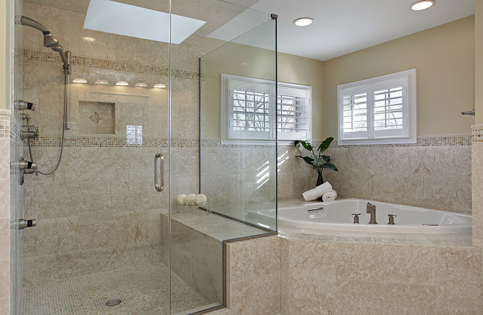 Idéer för ett stort klassiskt en-suite badrum, med ett hörnbadkar, en hörndusch och beige väggar