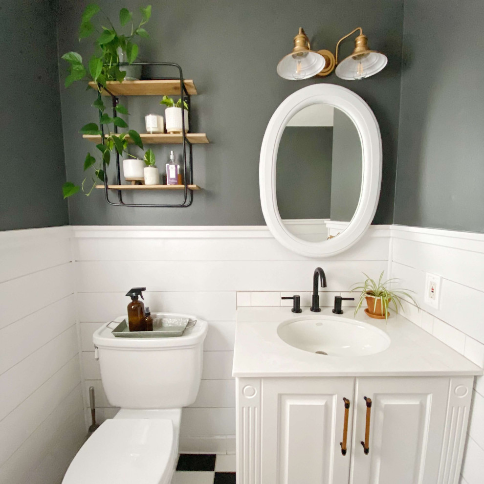 Exemple d'une salle de bain nature avec un placard avec porte à panneau surélevé, des portes de placard blanches, un lavabo encastré, un plan de toilette en surface solide, un plan de toilette blanc, meuble simple vasque, meuble-lavabo encastré et du lambris de bois.